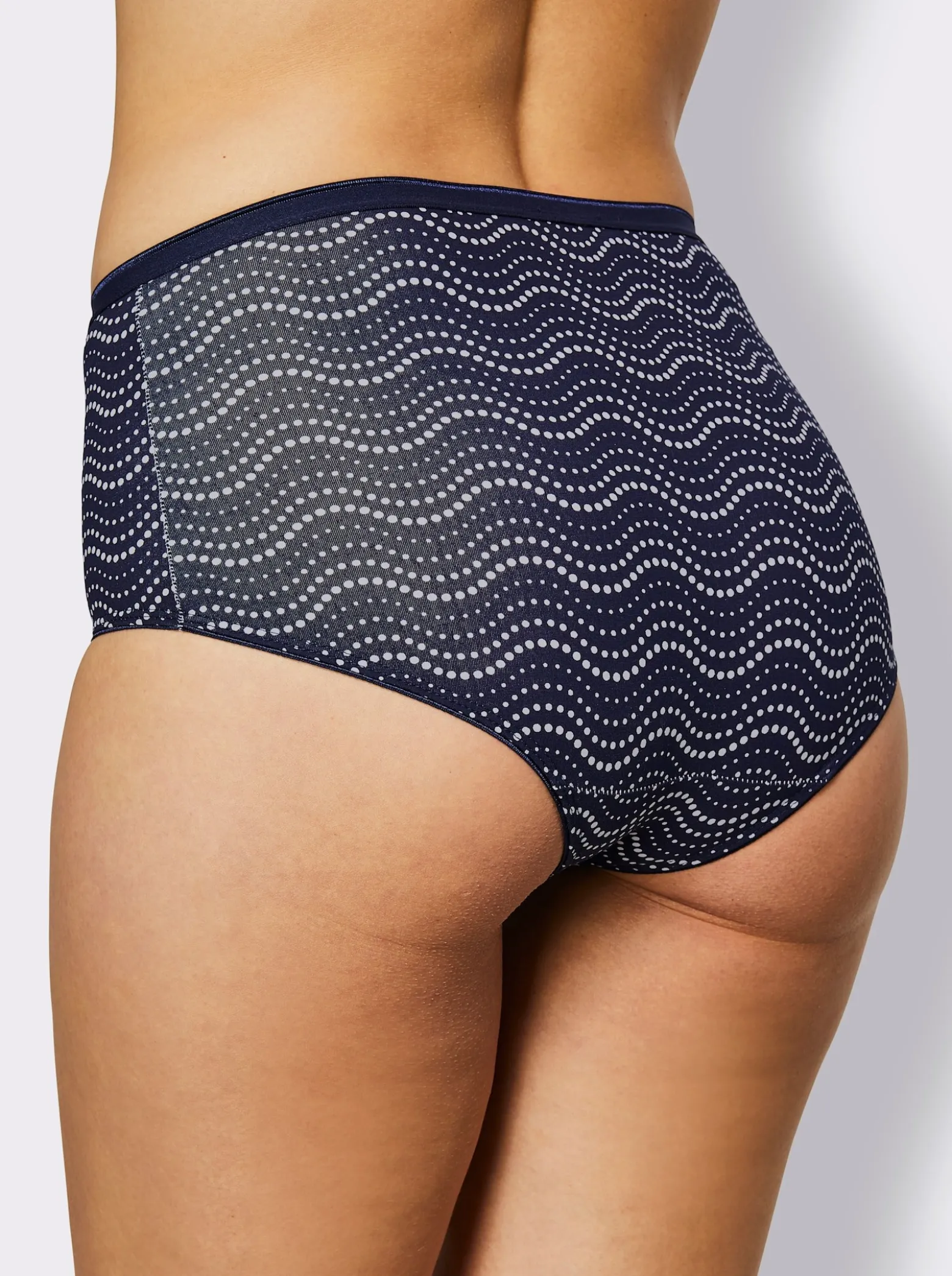 Taillenslip mit flachen Beinabschlüssen