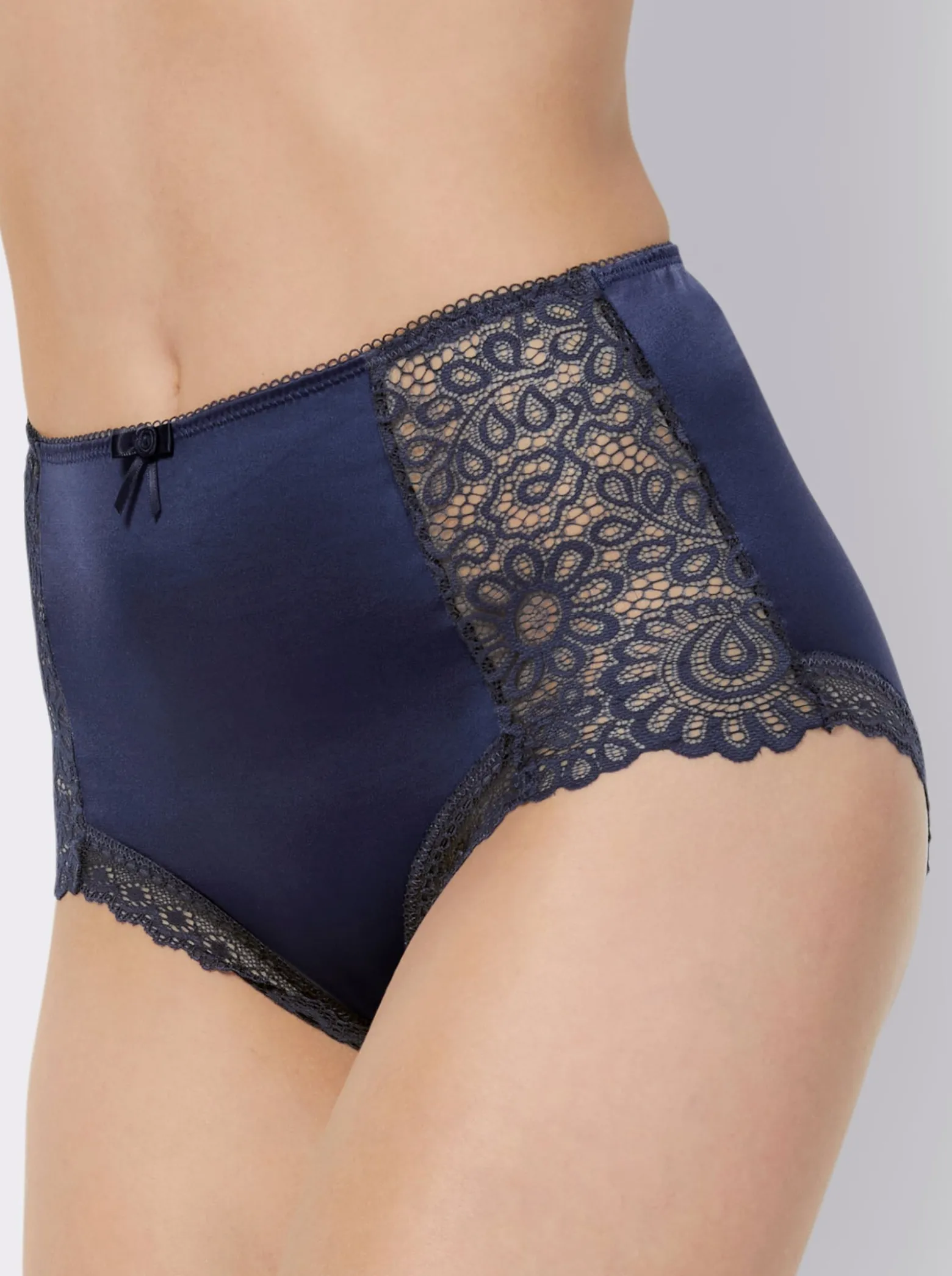 Taillenslip mit Spitzen-Details