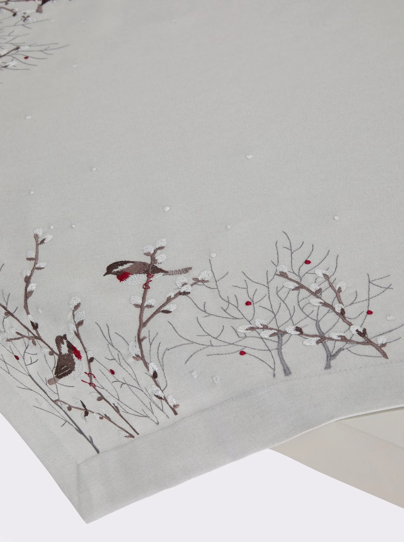 Tischdecke mit Meisen-Stickerei