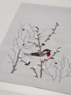 Tischdecke mit Meisen-Stickerei