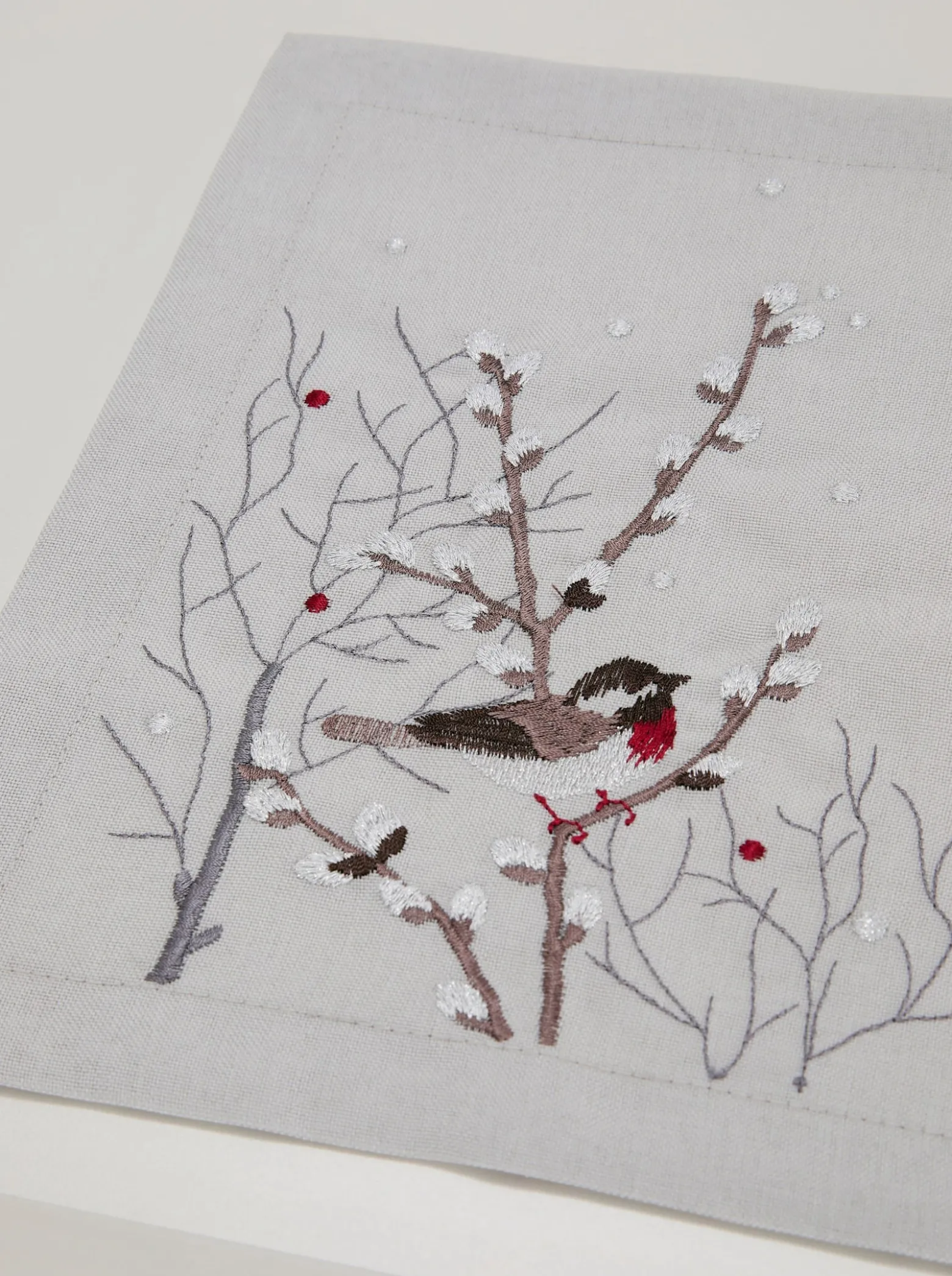 Tischdecke mit Meisen-Stickerei
