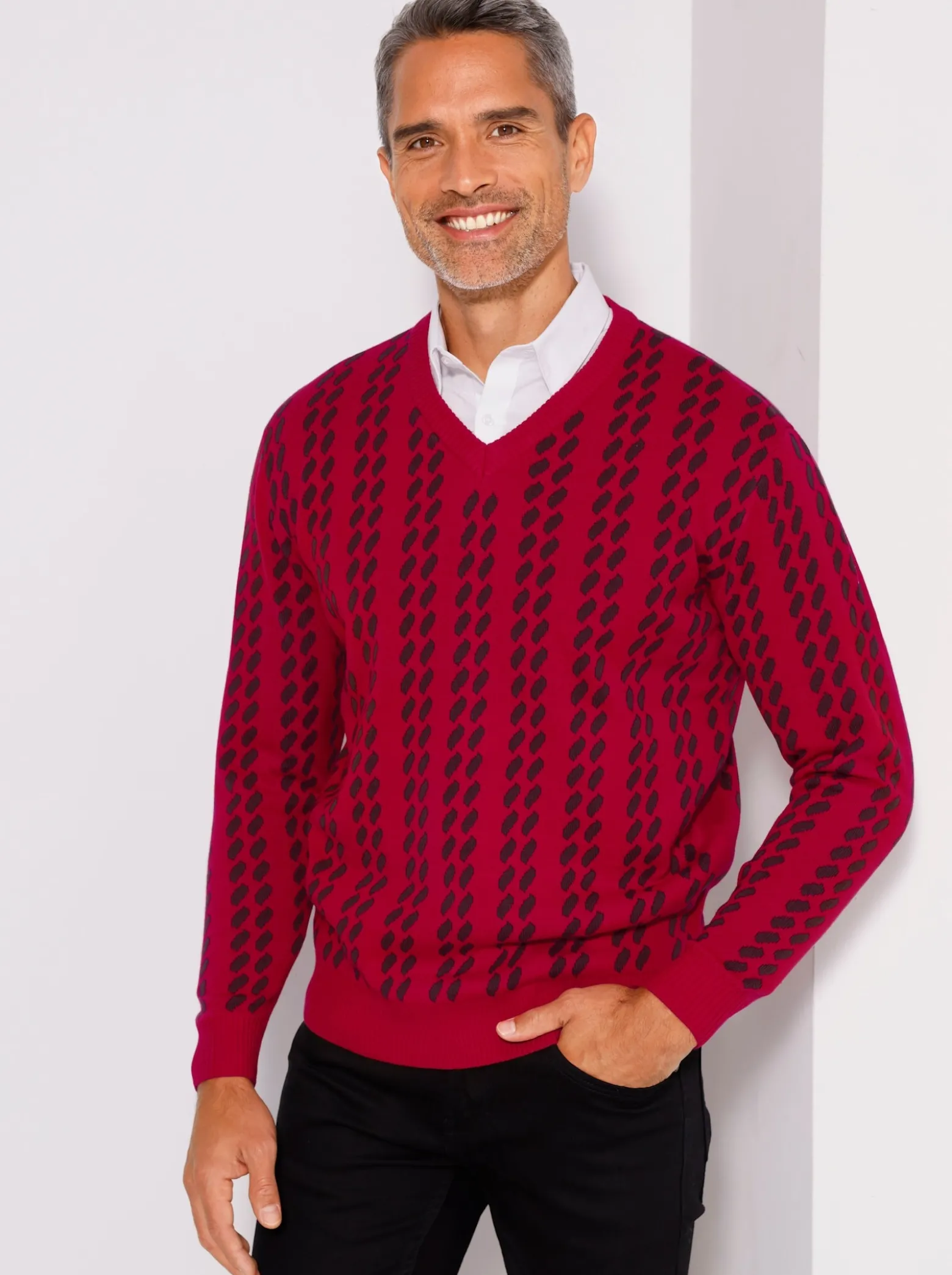 V-Ausschnitt-Pullover im grafischen Strickmuster