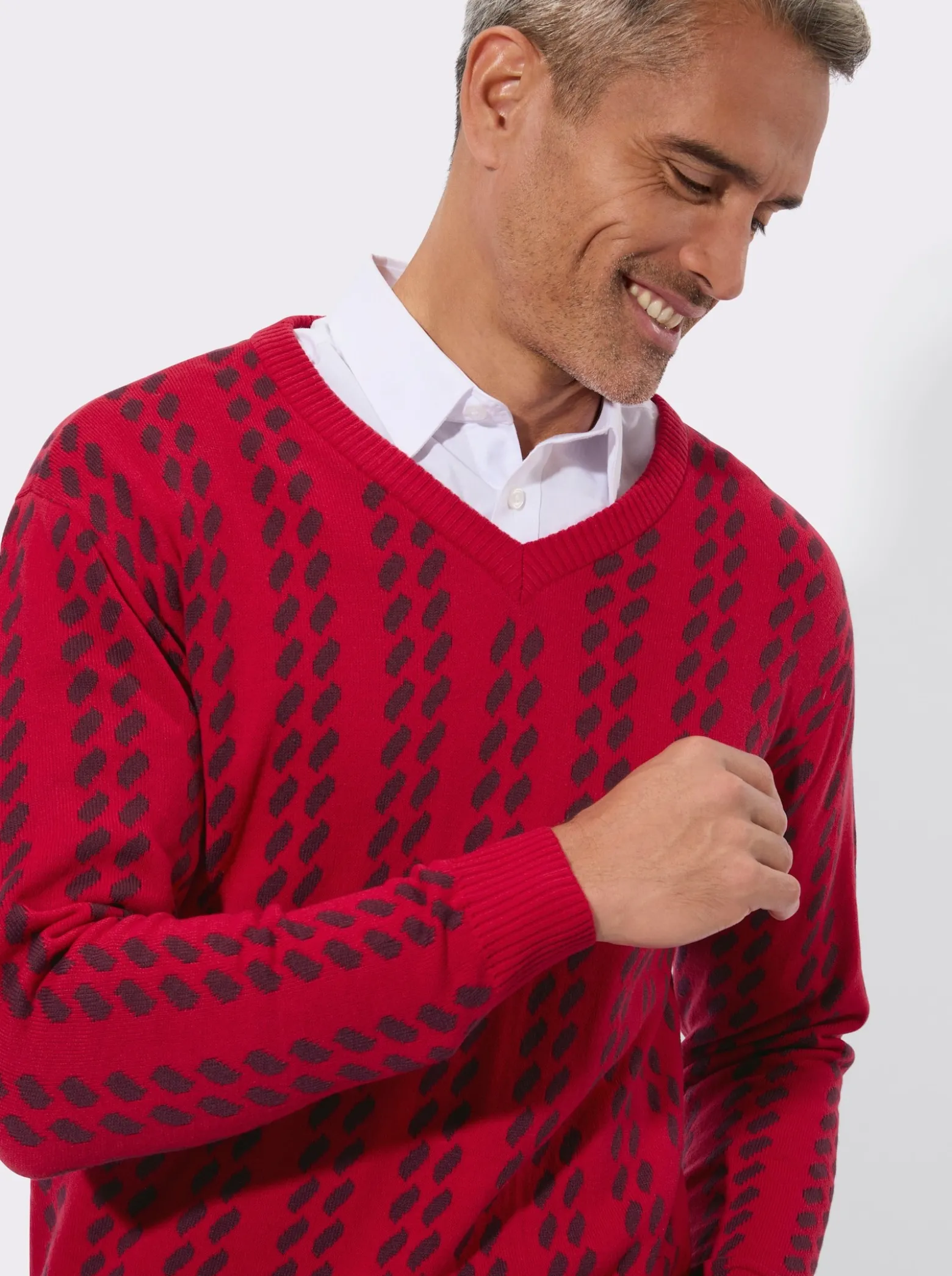 V-Ausschnitt-Pullover im grafischen Strickmuster