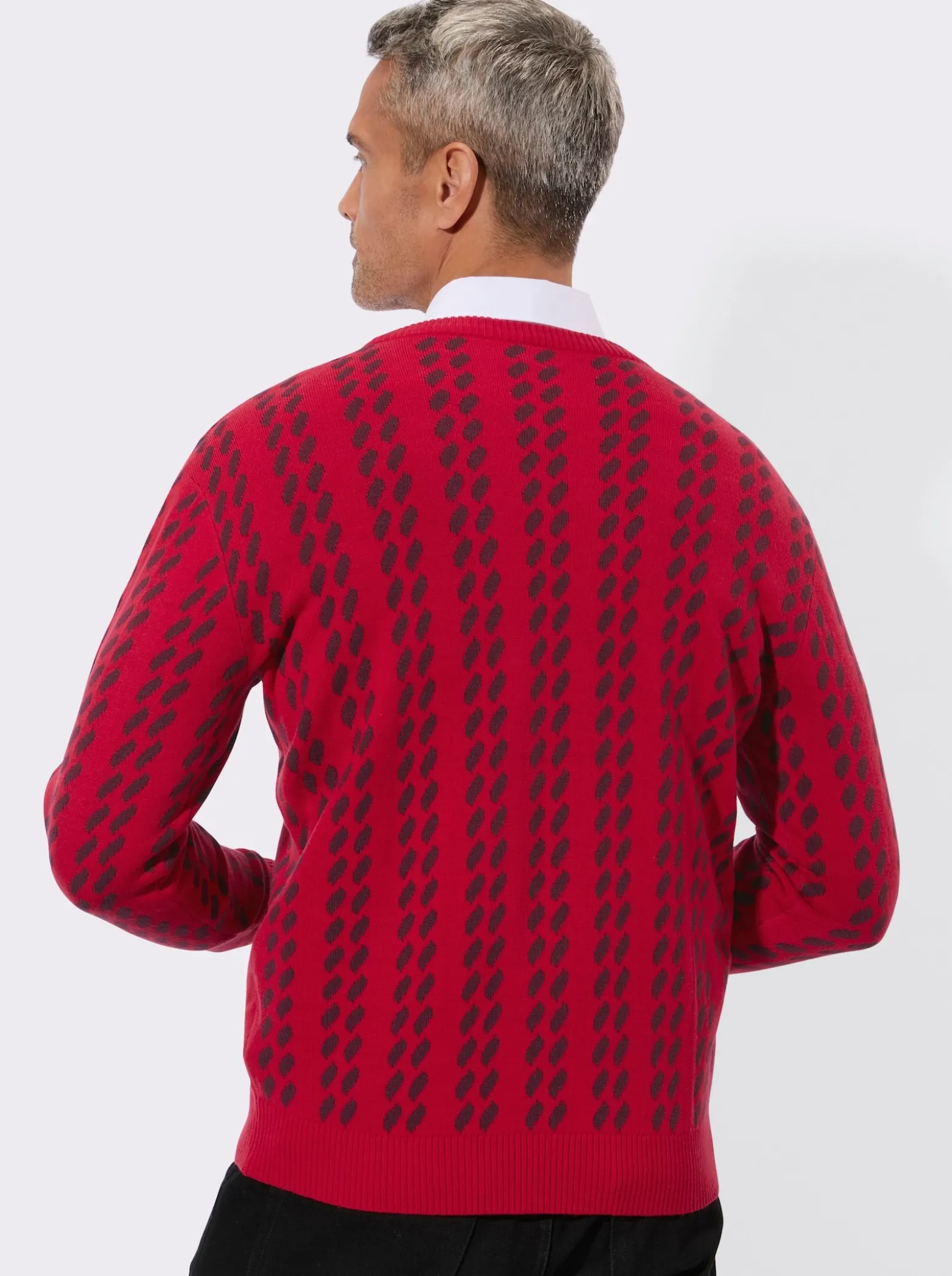V-Ausschnitt-Pullover im grafischen Strickmuster