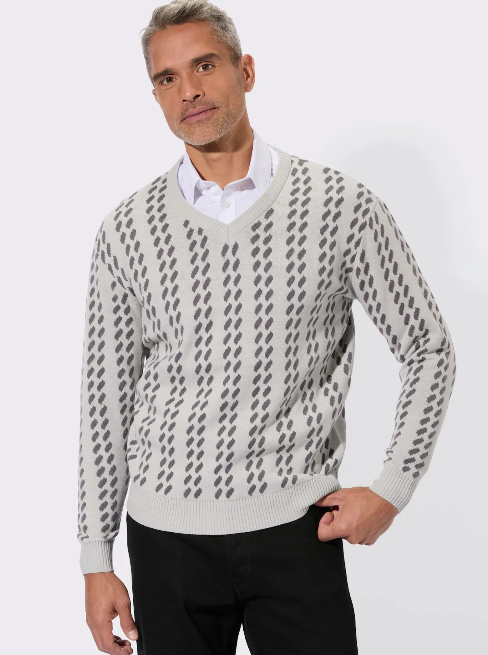 V-Ausschnitt-Pullover im grafischen Strickmuster