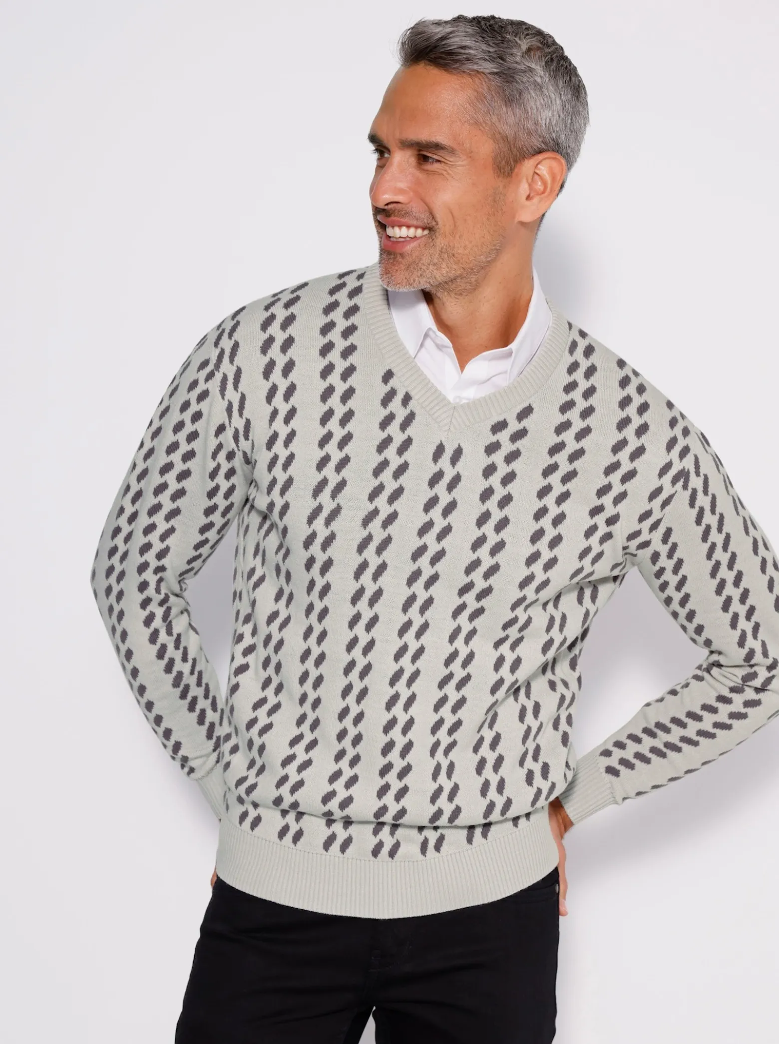 V-Ausschnitt-Pullover im grafischen Strickmuster
