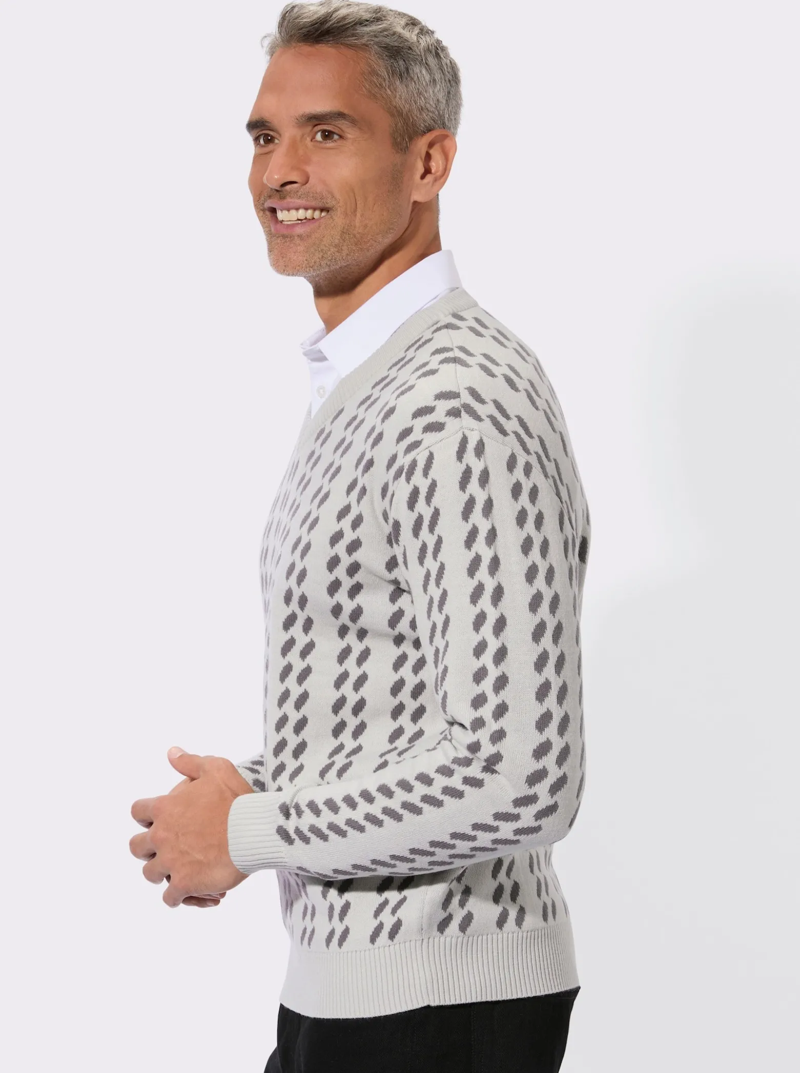 V-Ausschnitt-Pullover im grafischen Strickmuster