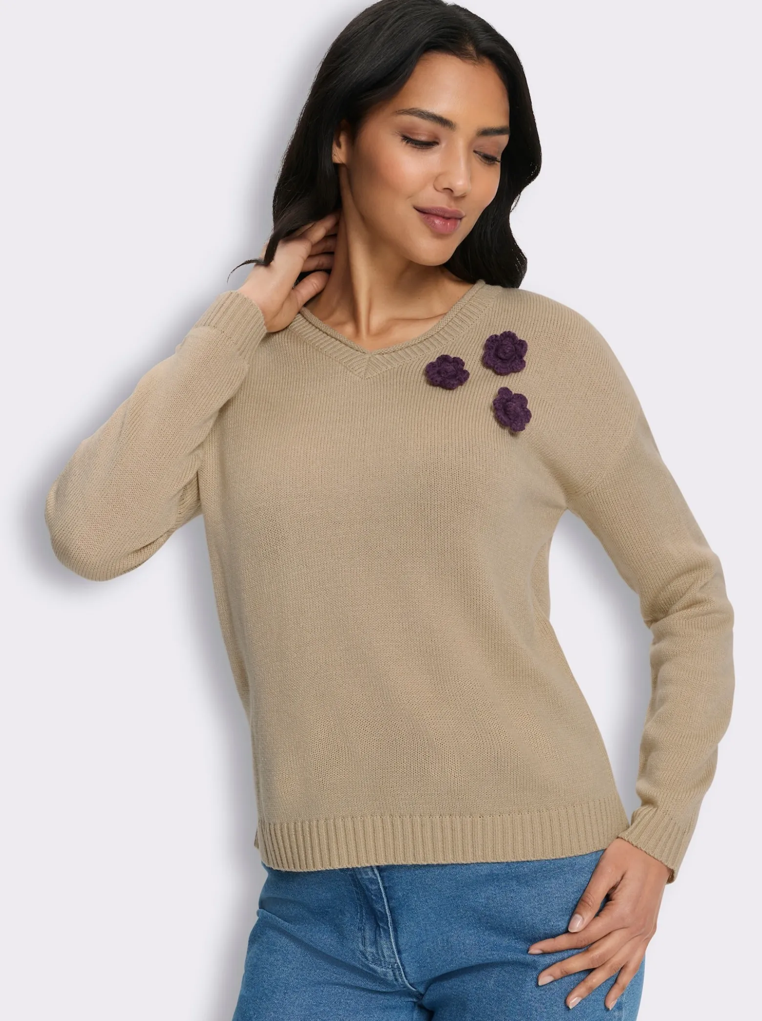 V-Ausschnitt-Pullover mit Blüten-Applikation