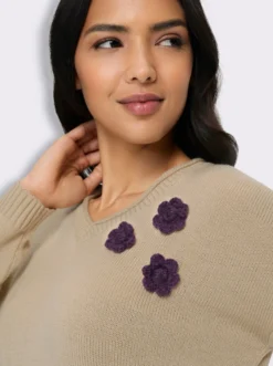 V-Ausschnitt-Pullover mit Blüten-Applikation
