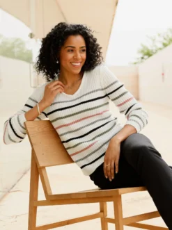 V-Ausschnitt-Pullover mit Ringeldessin