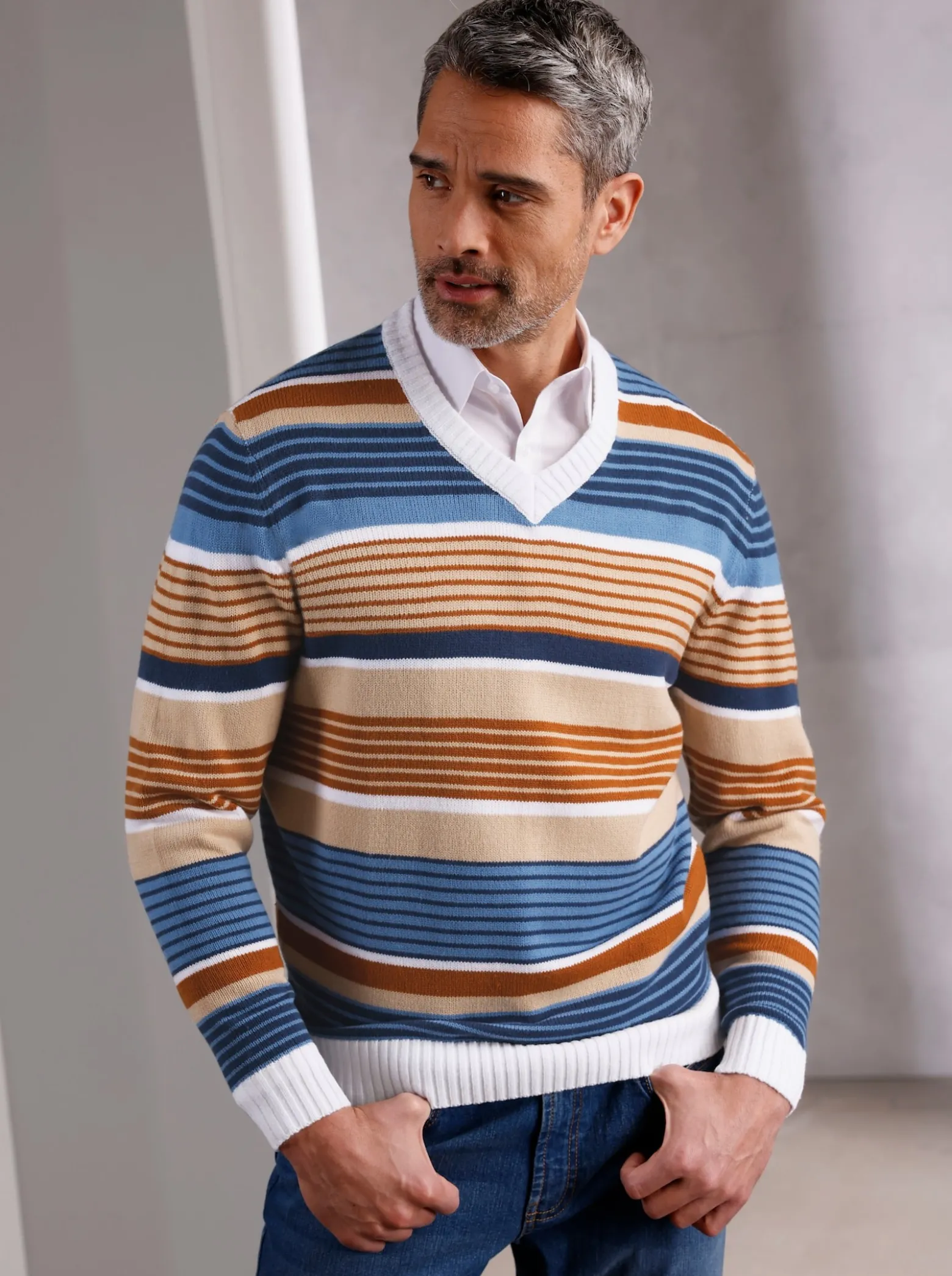 V-Ausschnitt-Pullover mit Ringel-Muster