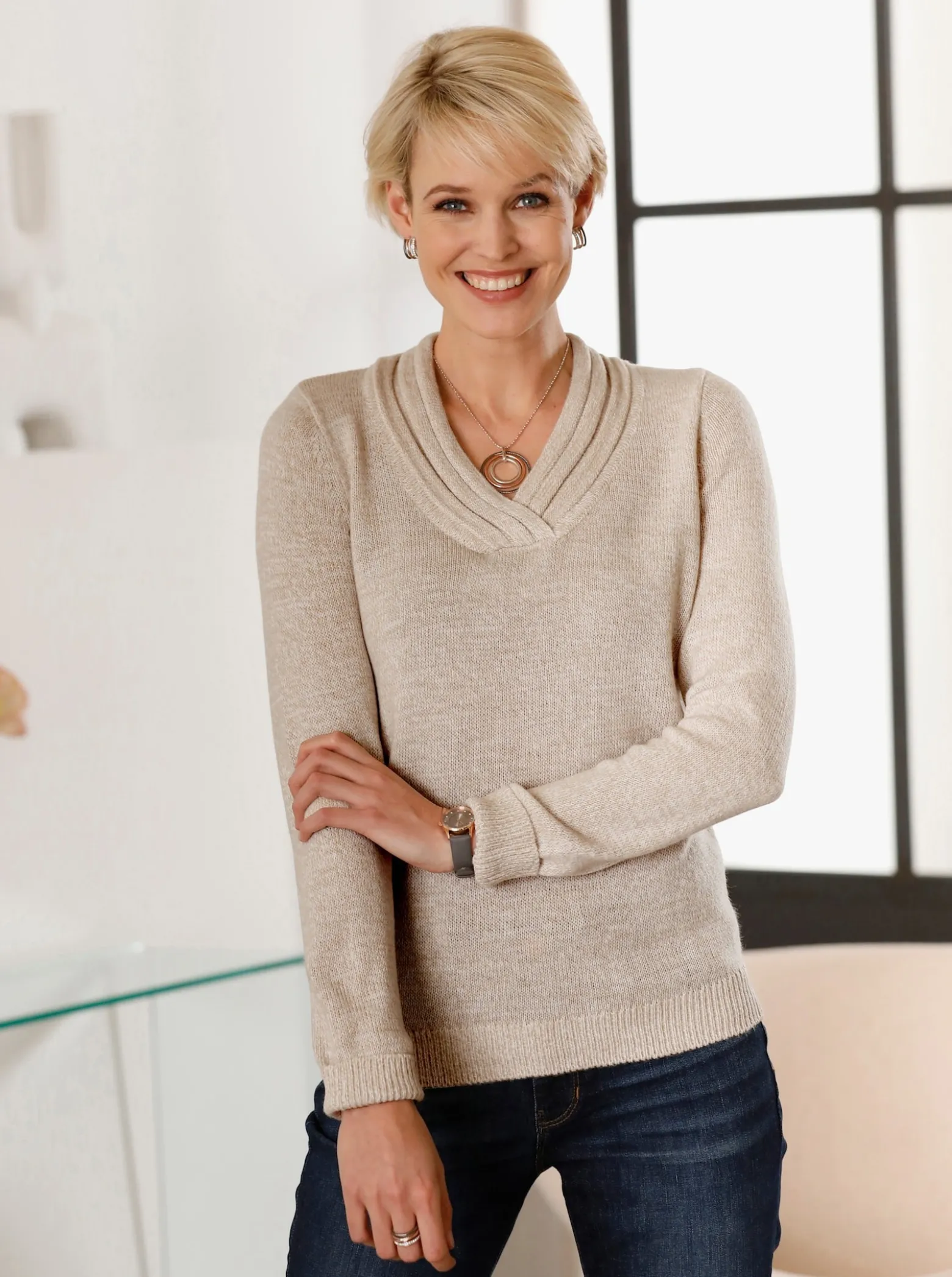 V-Ausschnitt-Pullover mit Rollkante