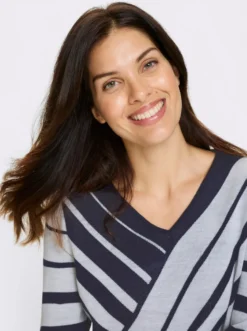 V-Ausschnitt-Pullover mit Streifen-Muster