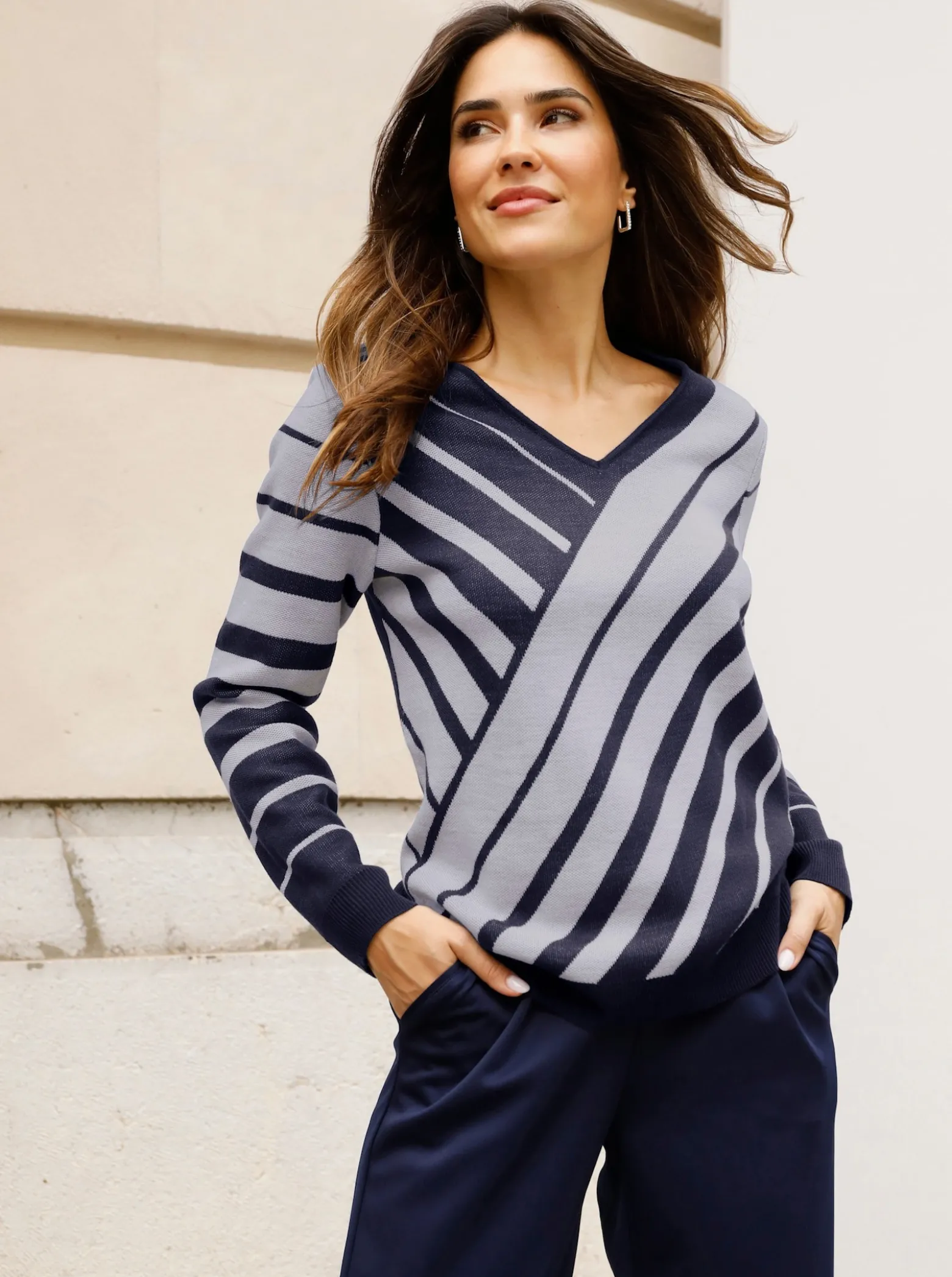 V-Ausschnitt-Pullover mit Streifen-Muster