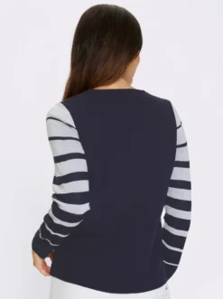 V-Ausschnitt-Pullover mit Streifen-Muster