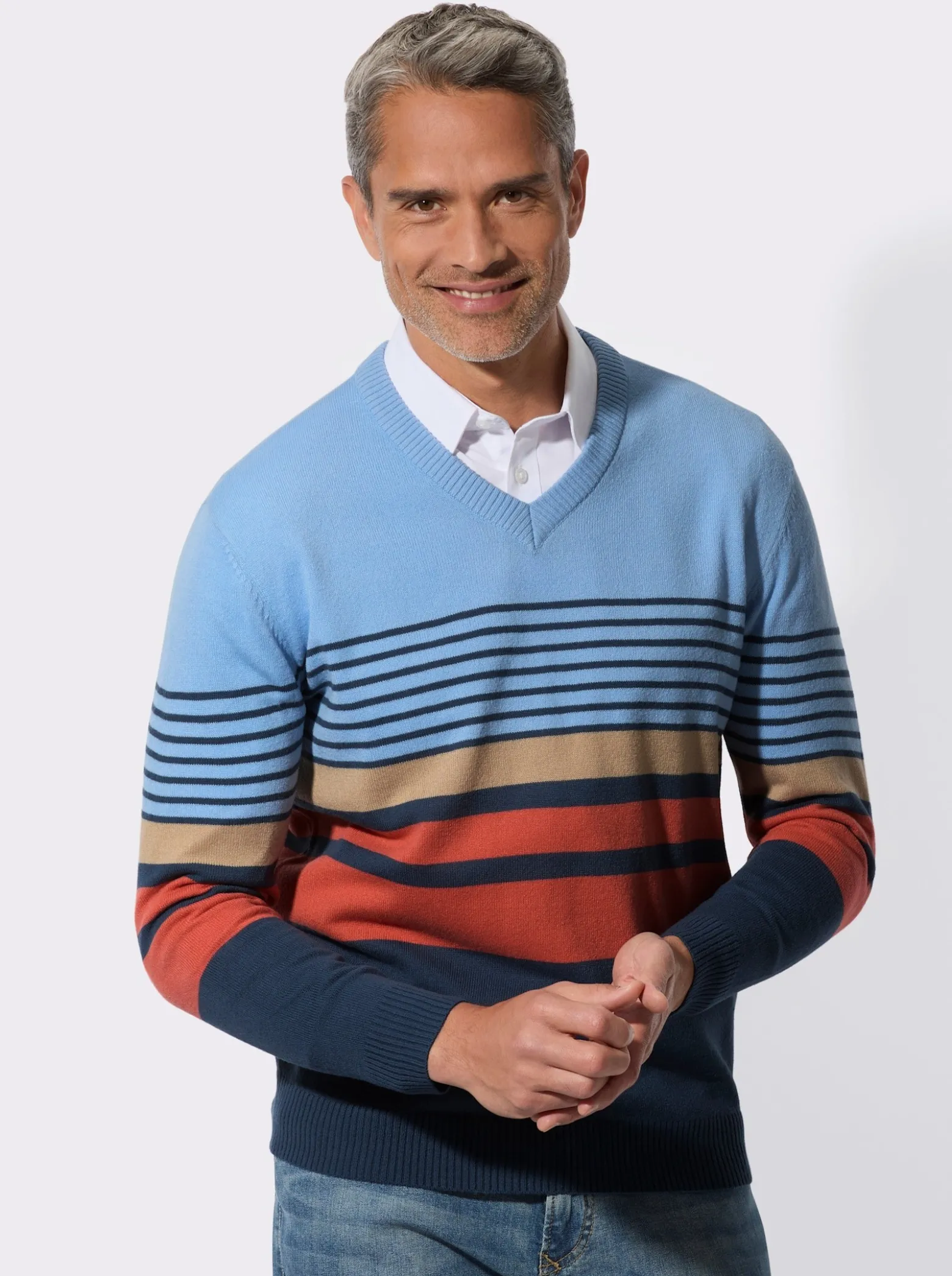 V-Ausschnitt-Pullover mit Streifen-Muster
