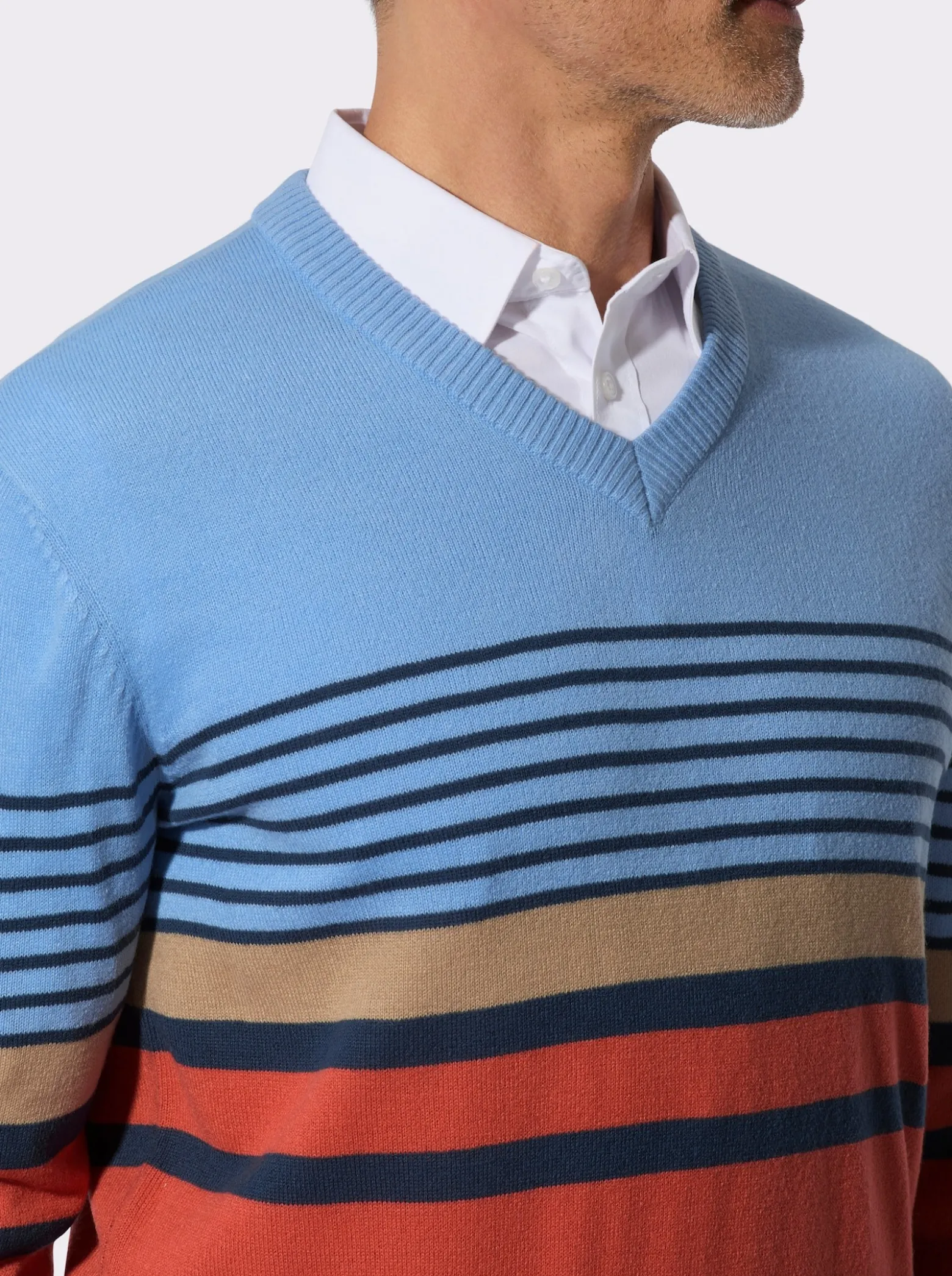 V-Ausschnitt-Pullover mit Streifen-Muster