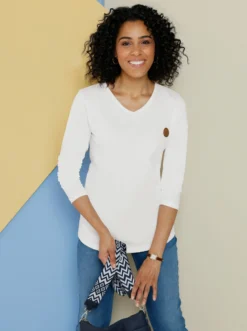 V-Shirt mit Lederimitat-Patch