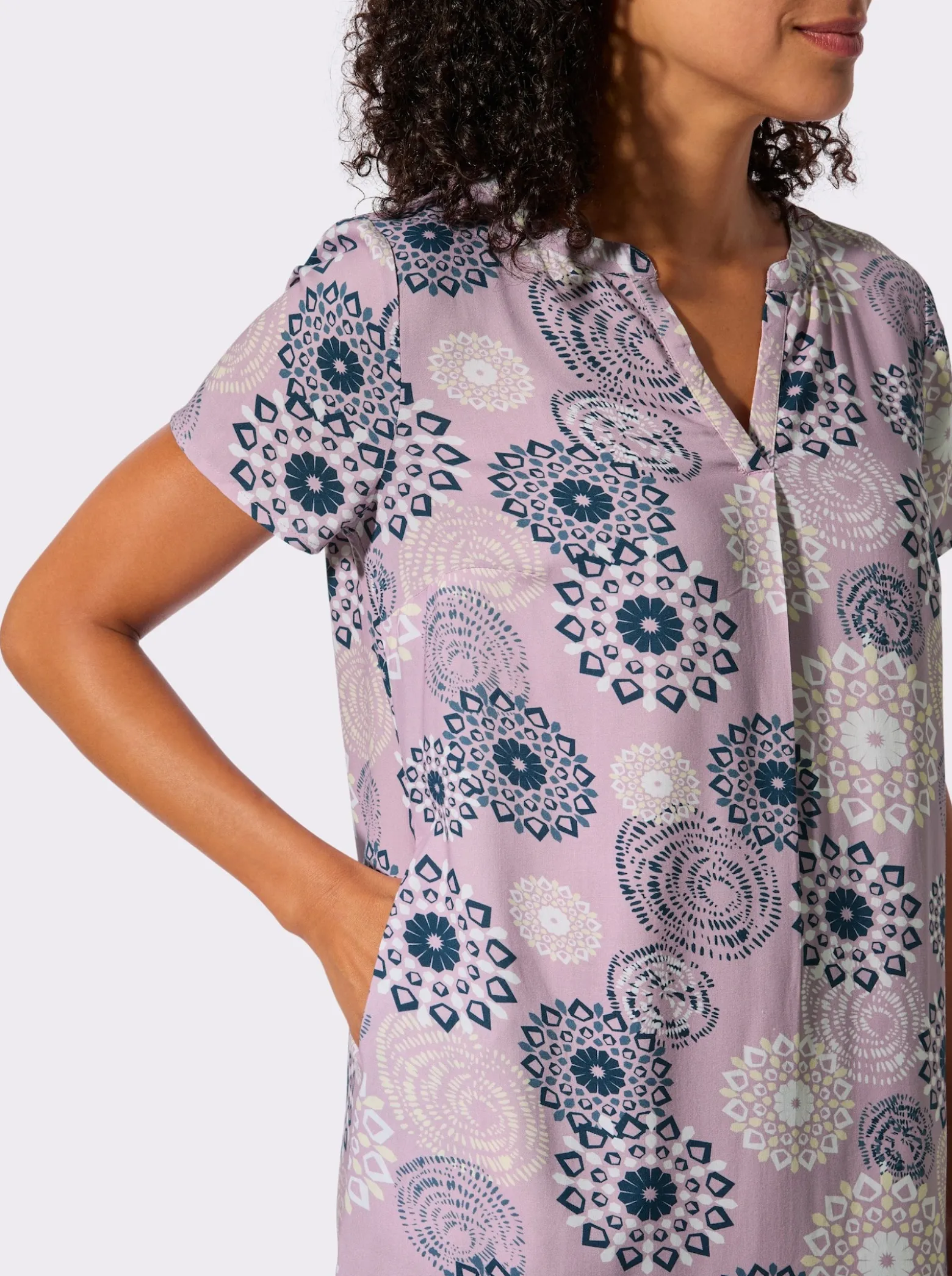 Webkleid in ornamentalem Dessin